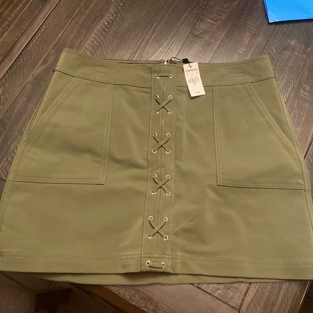 EXPRESS SKIRT /  FOREST GREEN SIZE 12 / BRAND NEW WITH TAG